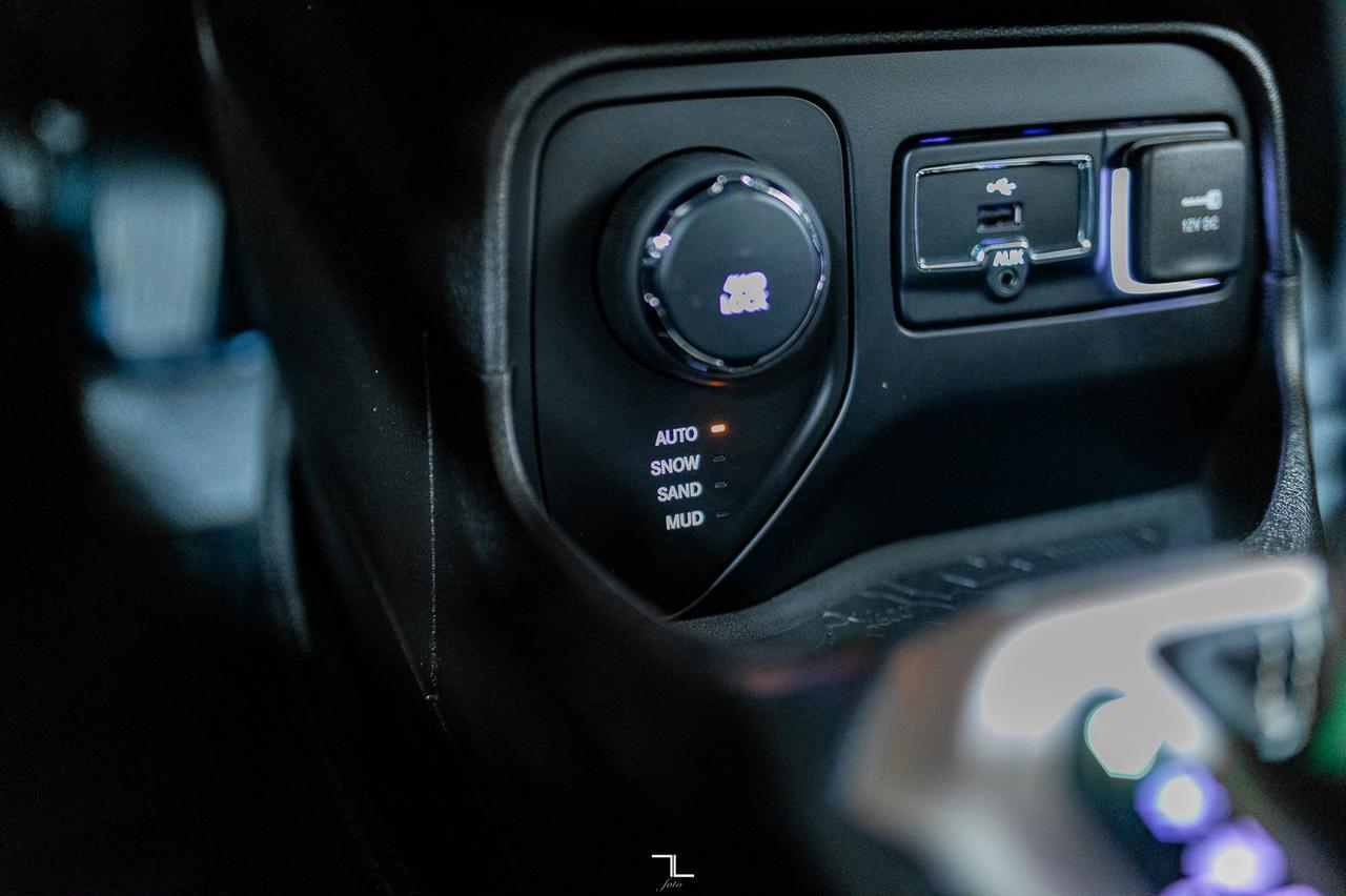 2016 Jeep Renegade 4x4 Limited Leather Roof Nav BCam Red Deer AB