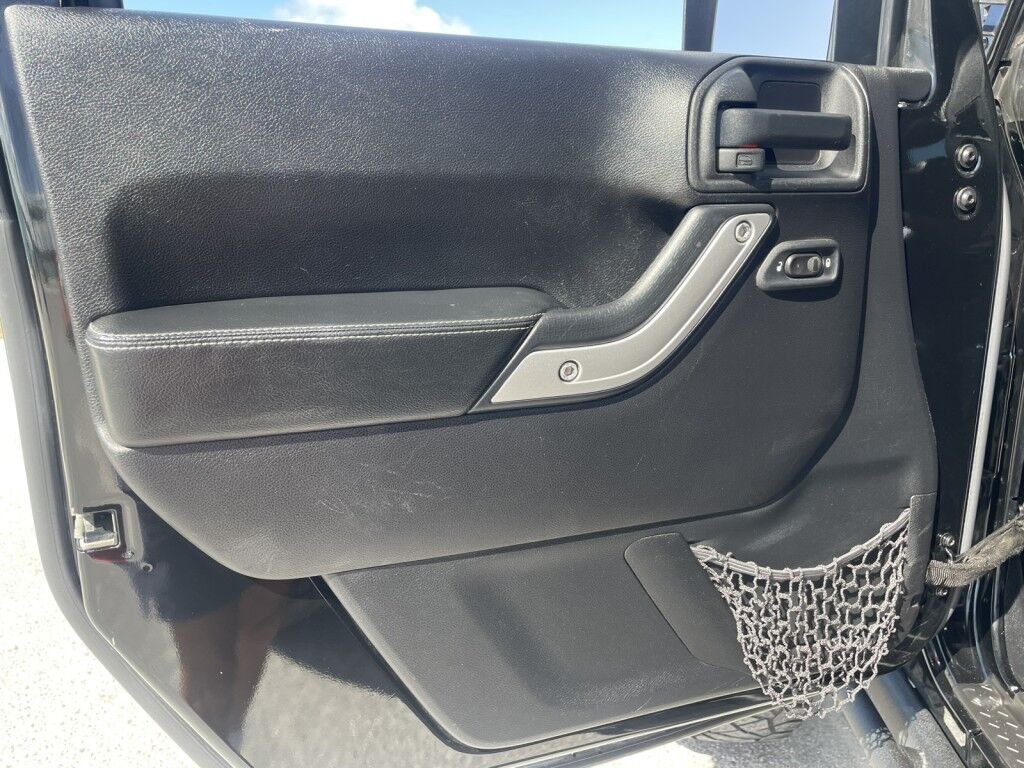 2016 Jeep Wrangler Unlimited Rubicon~LOW MILES~WINCH~LED LIGHTS ALL OVER~4X4~ALLOY SHIFT KNOB~BLUETOOTH~CRUISE CONTROL~FULL SIZE SPARE TIRE~HEATED SEATS~PREMIUM SOUND SYSTEM~REMOTE ENGINE START~REMOVABLE ROOF~TOW HOOKS Sarasota FL