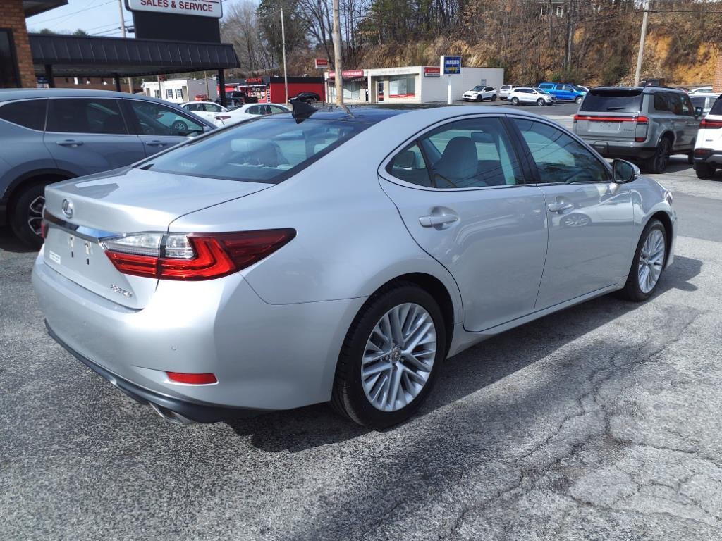 2016 Lexus ES 350 .