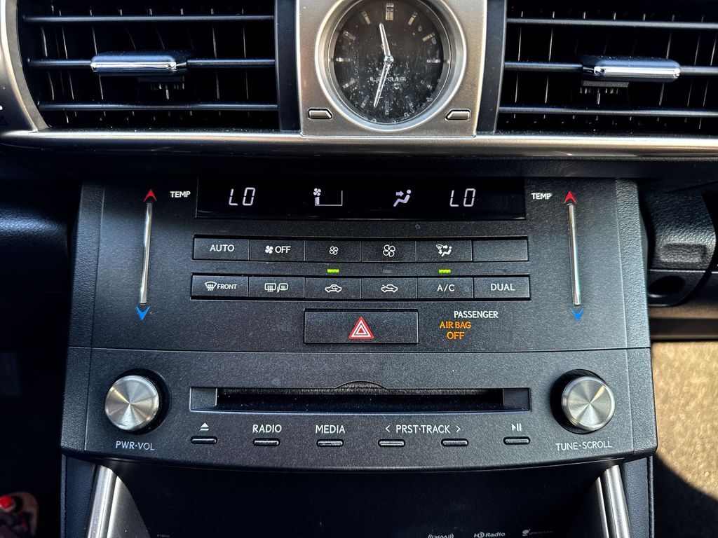 2016 Lexus IS 300 - Photo 18