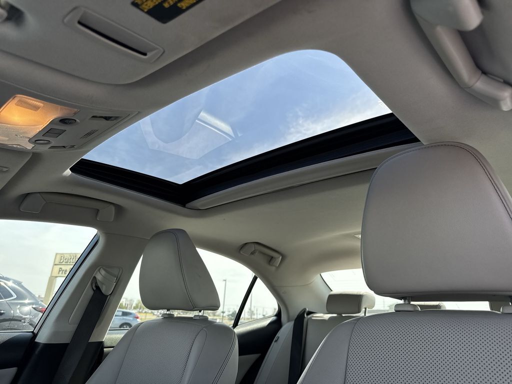 2016 Lexus IS 300 - Photo 21