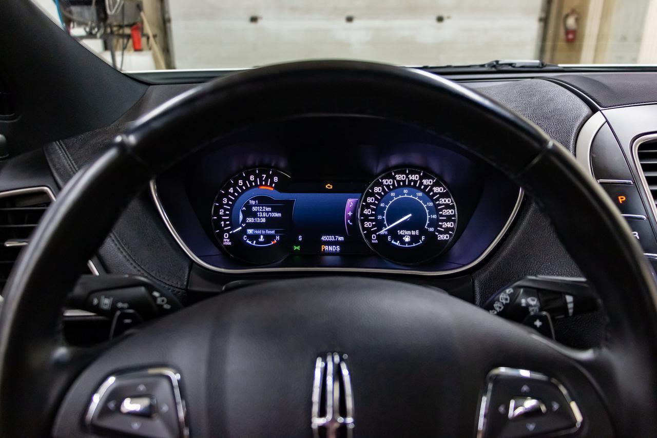 2016 Lincoln MKX AWD Reserve Leather Roof Nav BCam Red Deer AB