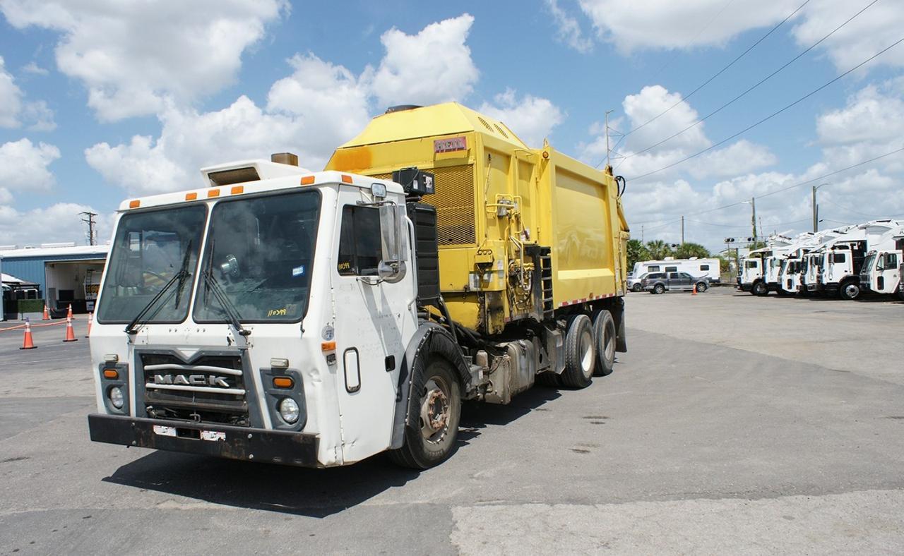 2016 Mack LEU613 28 Yard Heil Side Loader Garbage Truck