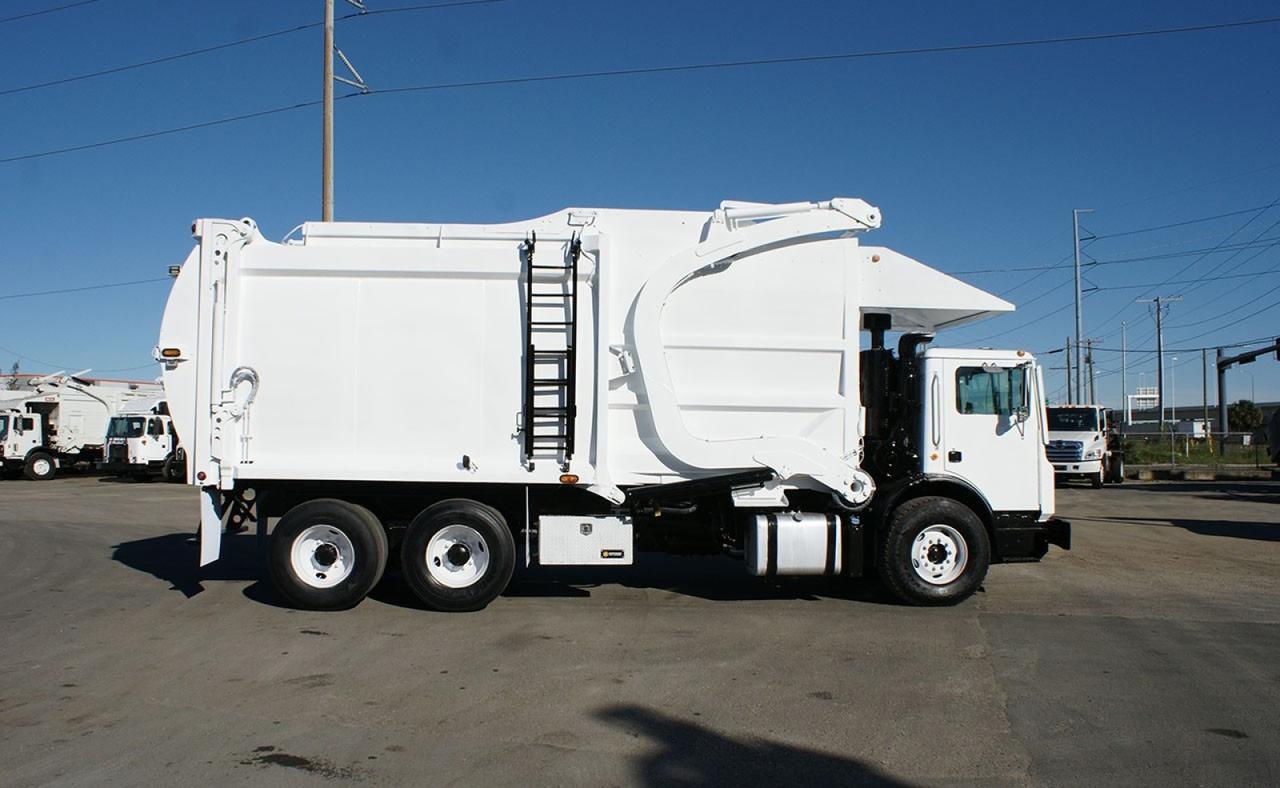 2016 Mack MRU613 36 yard McNeilus Front Loader Garbage Truck
