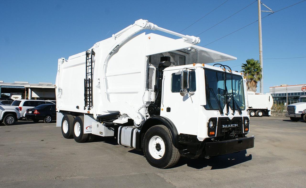 2016 Mack MRU613 36 yard McNeilus Front Loader Garbage Truck