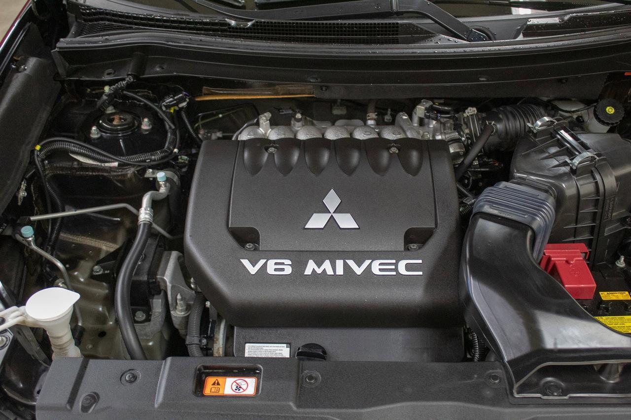 2016 Mitsubishi Outlander AWD GT LEATHER ROOF NAV Red Deer AB