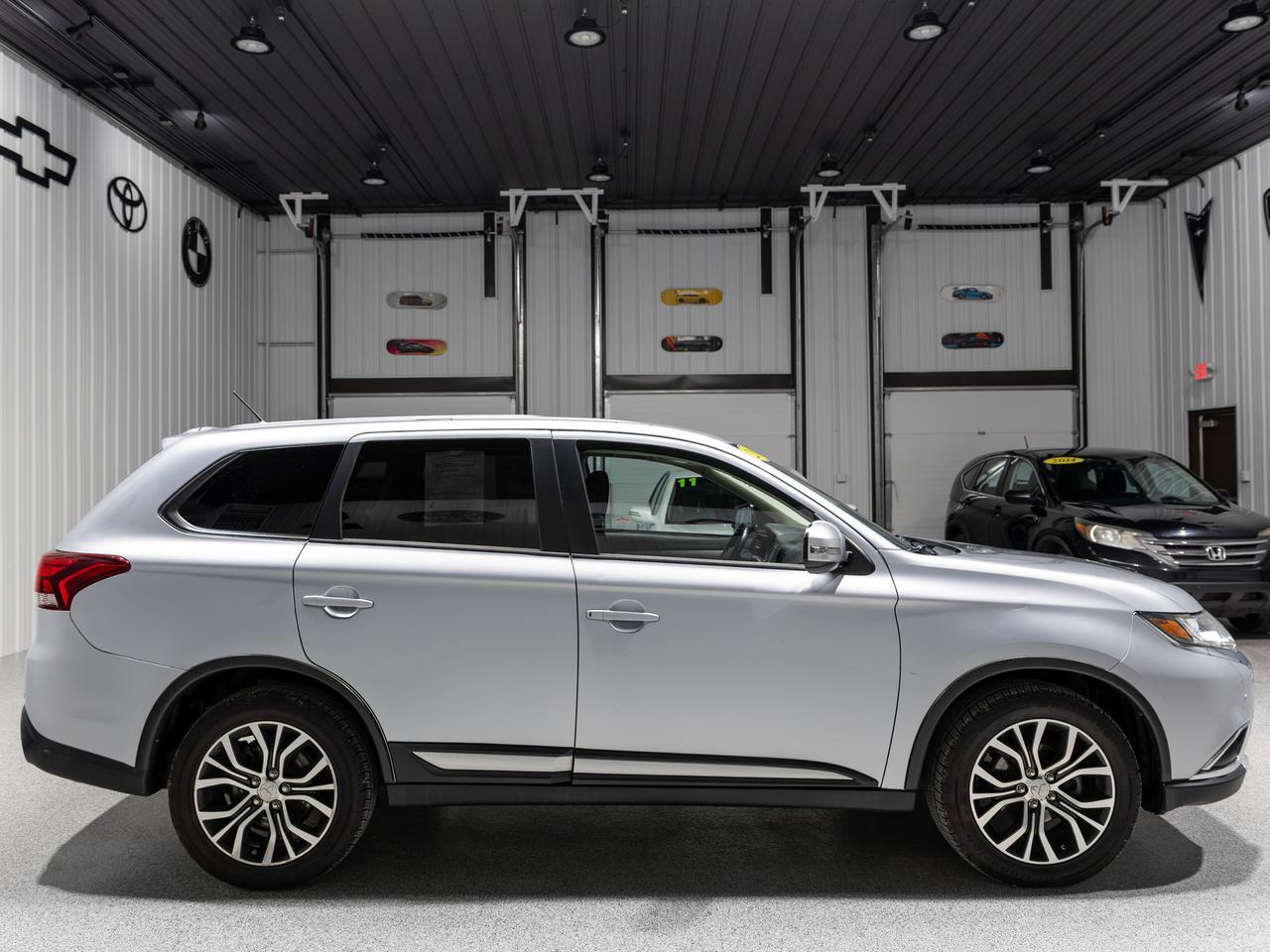 2016 Mitsubishi Outlander SE AWD 7-Passenger Cranberry PA