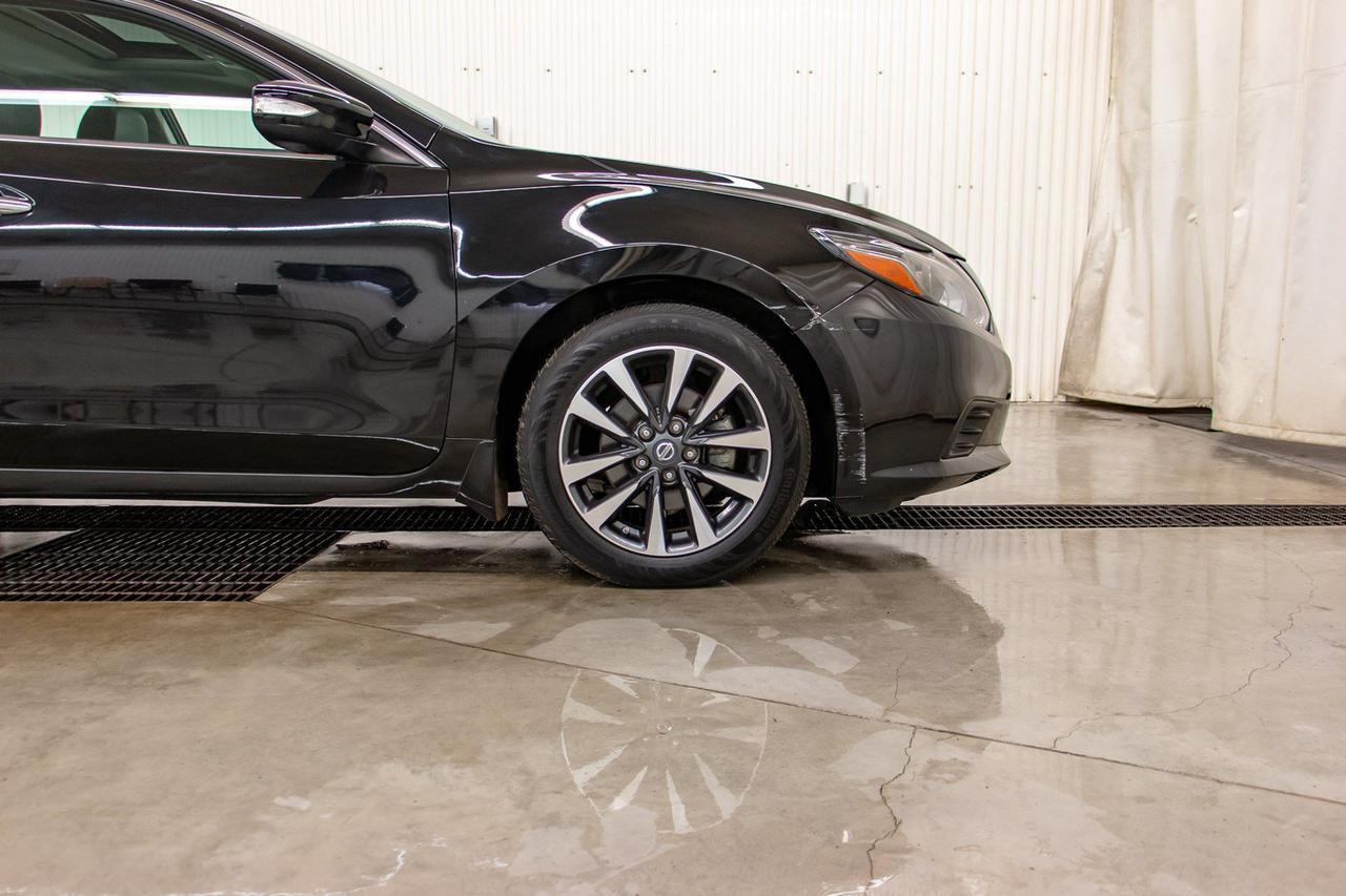 2016 Nissan Altima SL Leather Roof Nav Red Deer AB