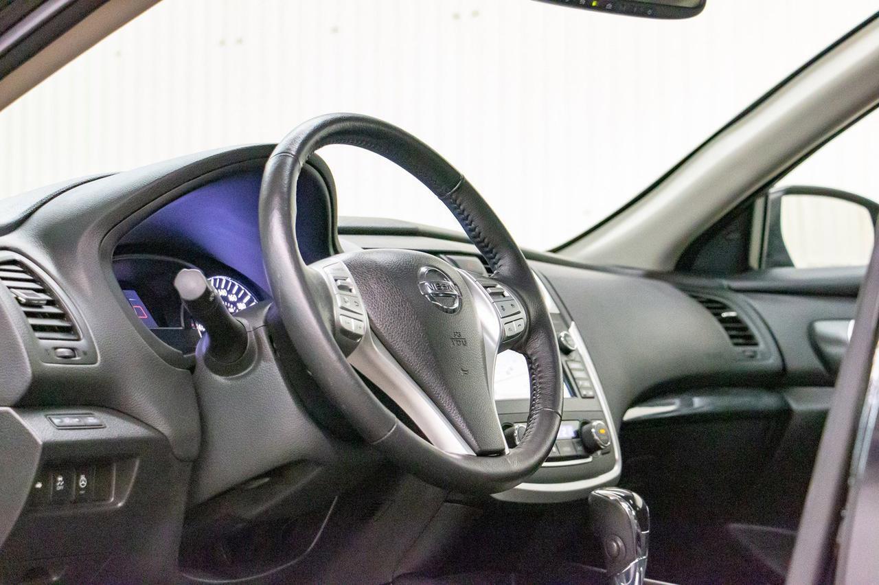 2016 Nissan Altima SL Leather Roof Nav Red Deer AB