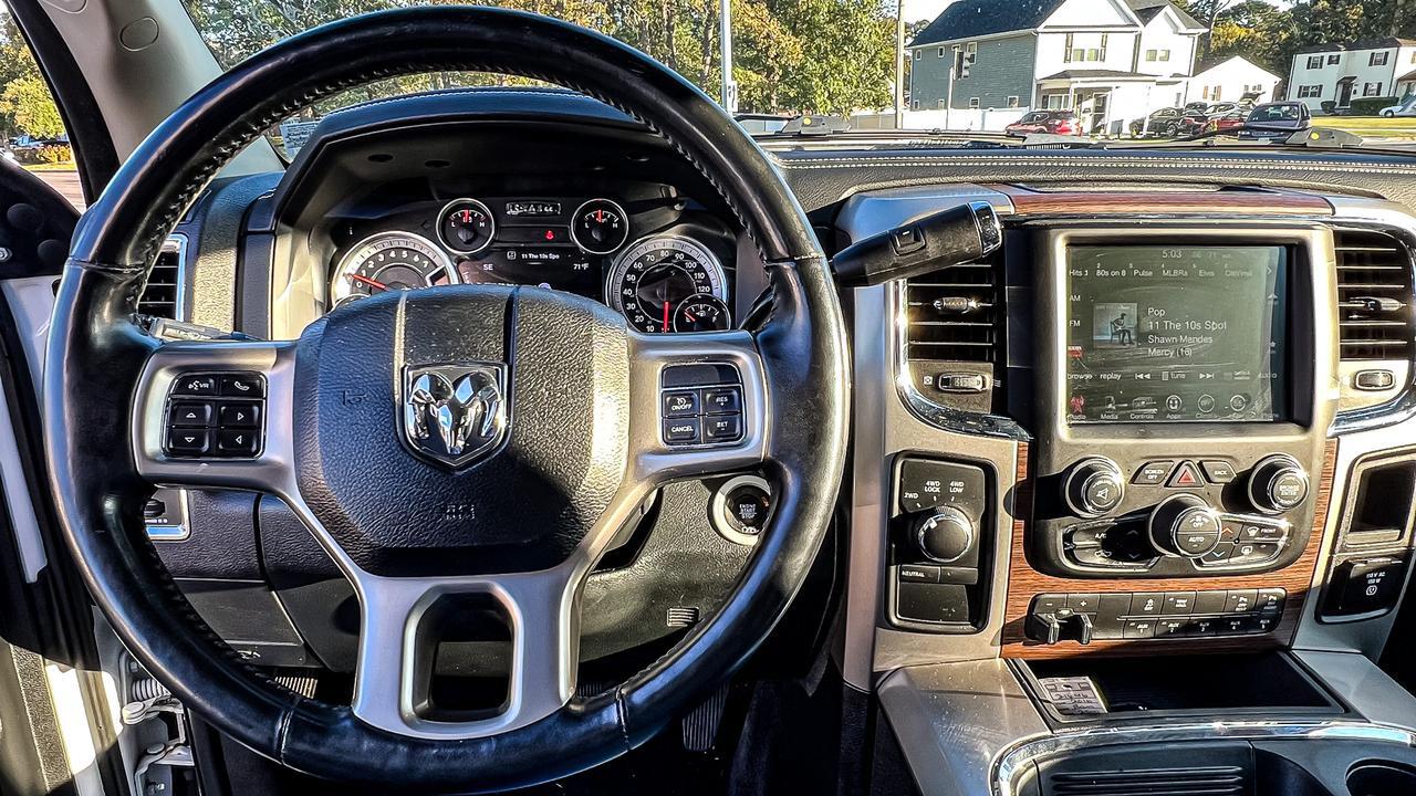 2016 Ram 2500 Laramie 4X4 HEMI, NAVIGATION, TOW PACKAGE, BACKUP CAMERA, AND CARFAX ONE OWNER