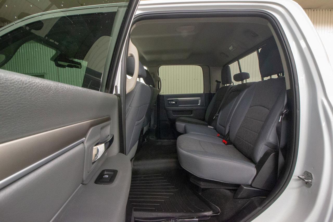 2016 Ram 3500 4x4 Crew Cab SLT HEMI Red Deer AB