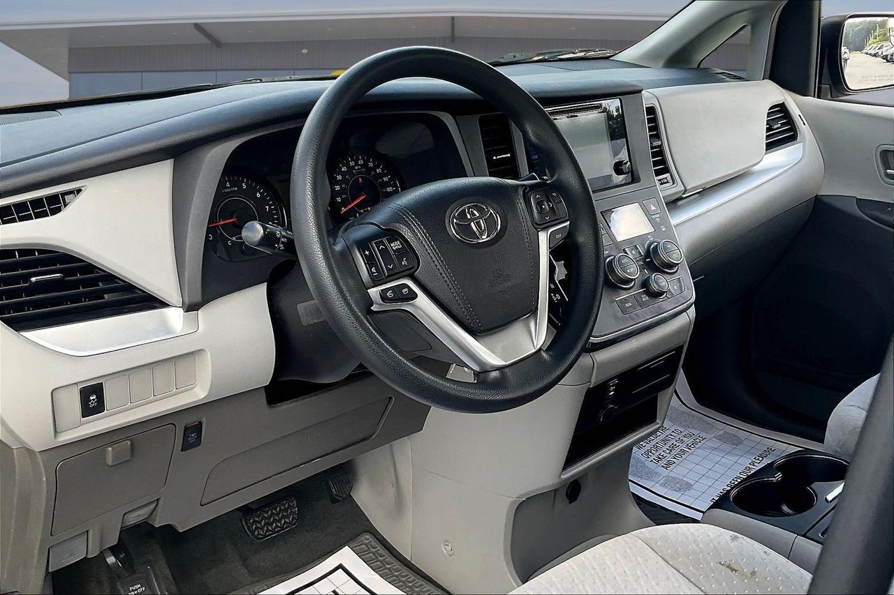 2016 TOYOTA SIENNA LE Houston TX