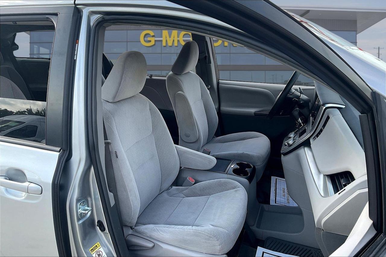 2016 TOYOTA SIENNA LE Houston TX