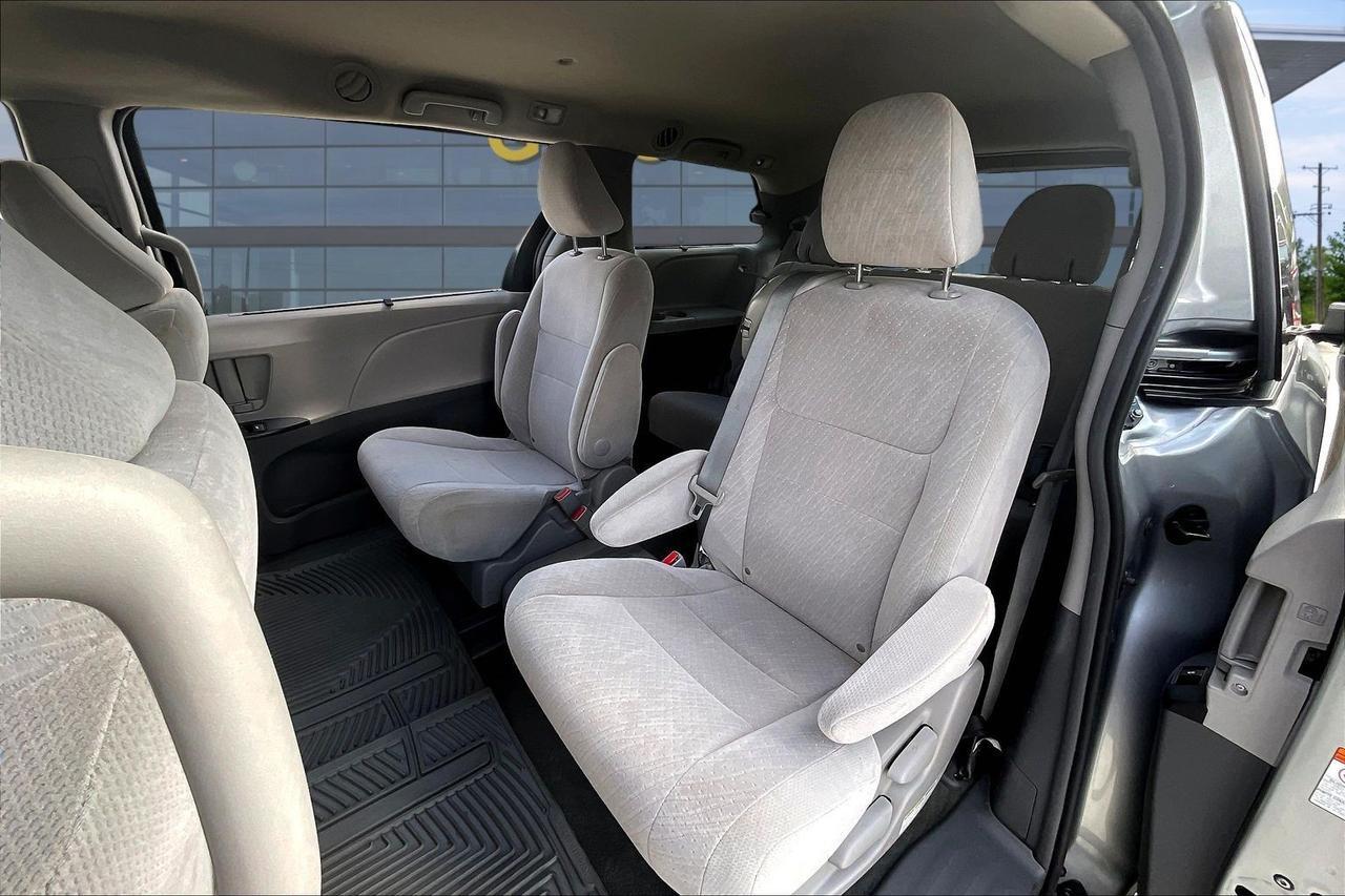 2016 TOYOTA SIENNA LE Houston TX