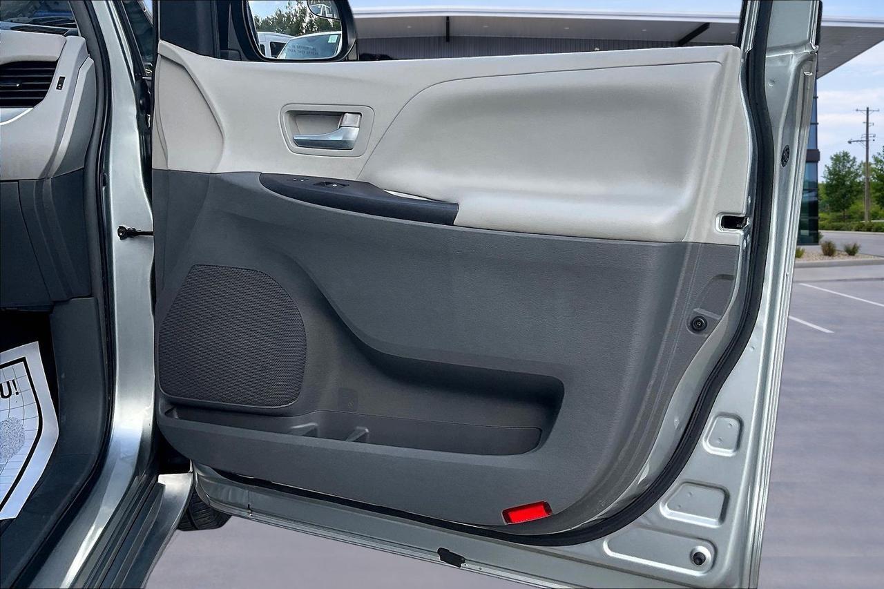 2016 TOYOTA SIENNA LE Houston TX