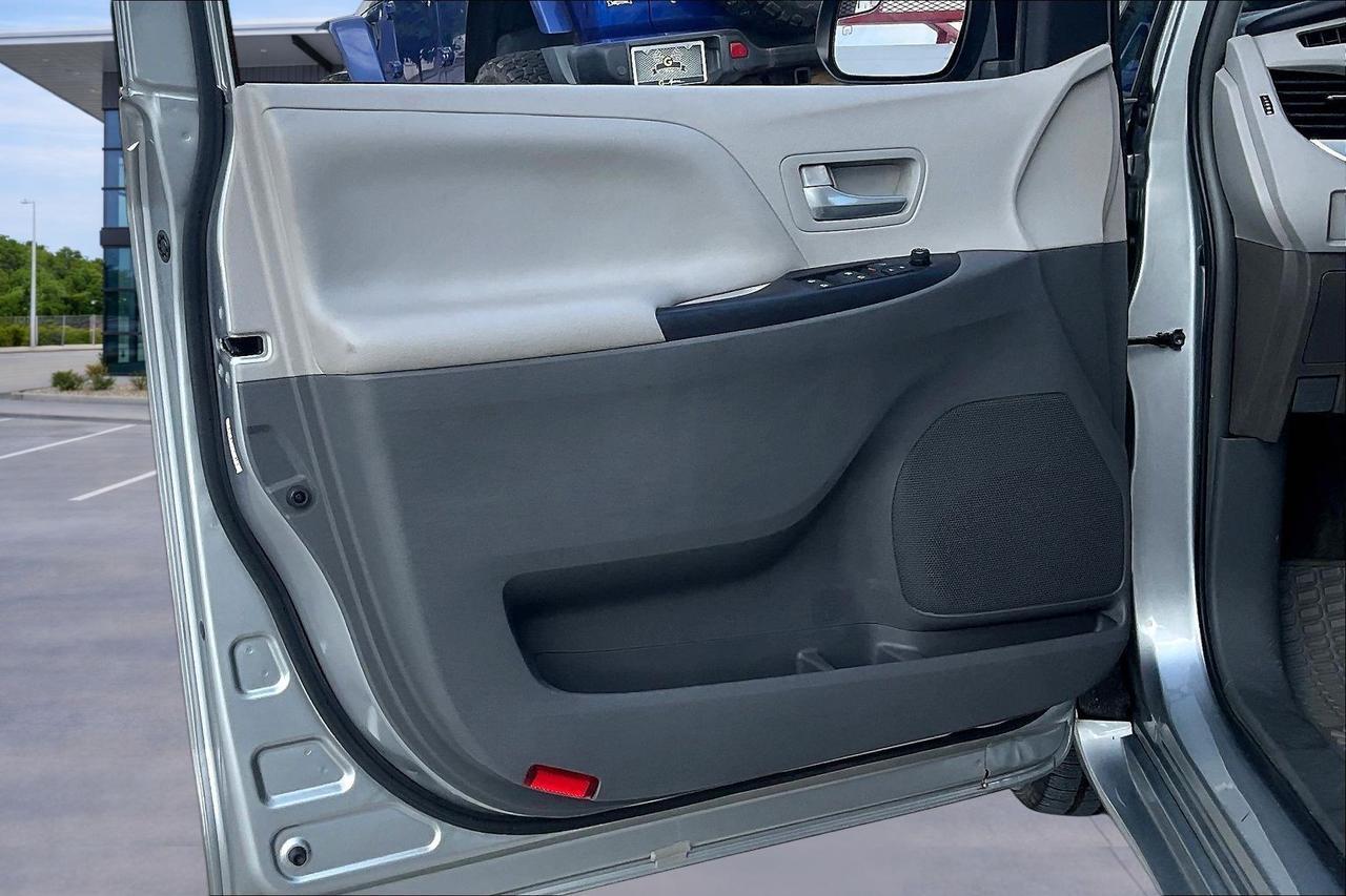 2016 TOYOTA SIENNA LE Houston TX