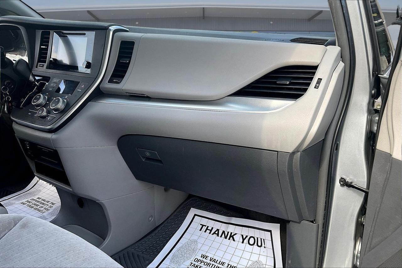 2016 TOYOTA SIENNA LE Houston TX