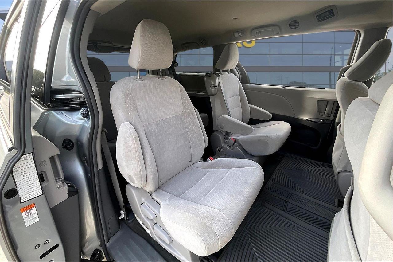 2016 TOYOTA SIENNA LE Houston TX