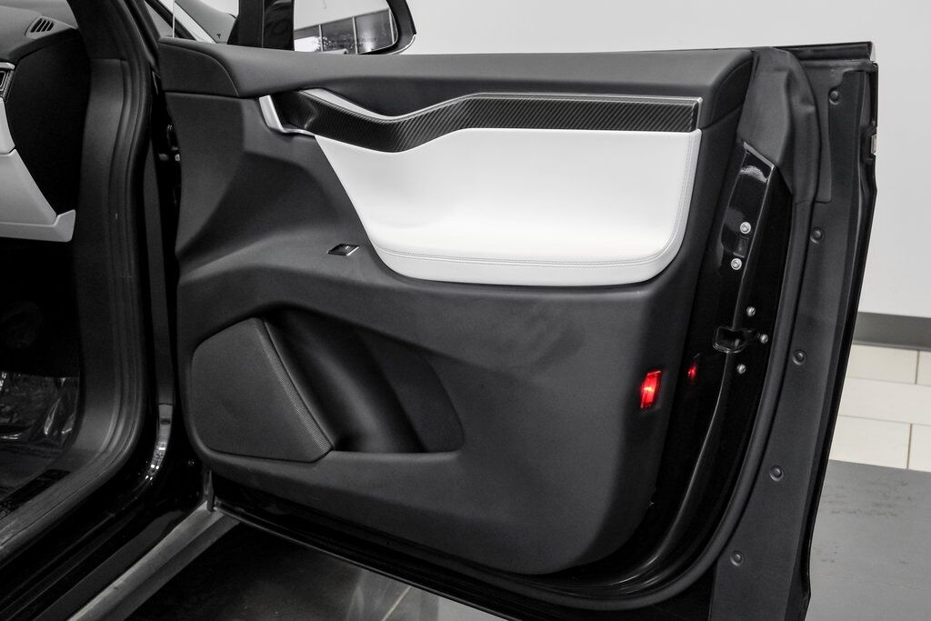 2016 Tesla Model X 75D photo 39
