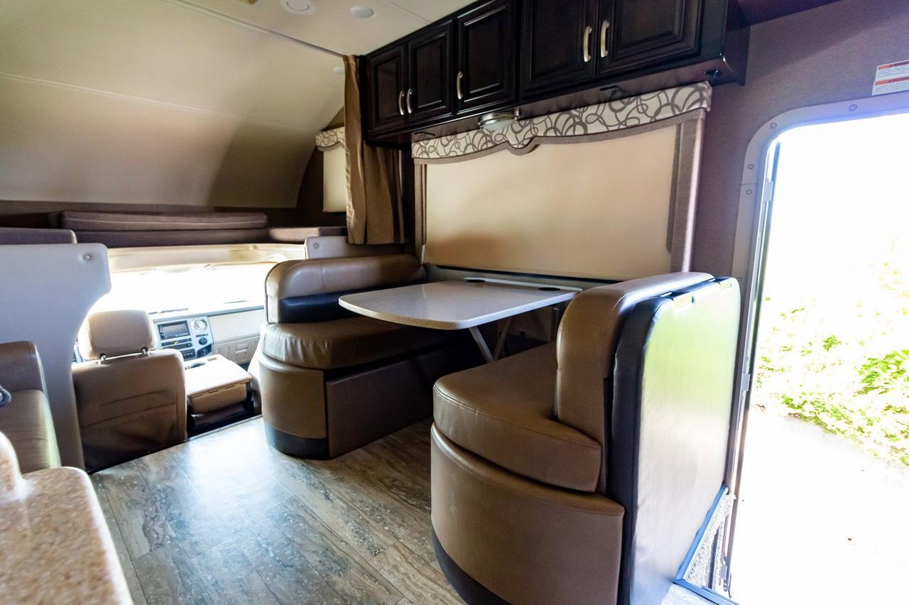 2016 Thor Four Winds 35-SD Class C Red Deer AB