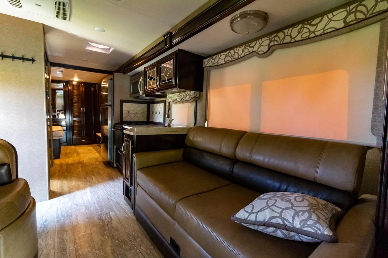 2016 Thor Four Winds 35-SD Class C Red Deer AB