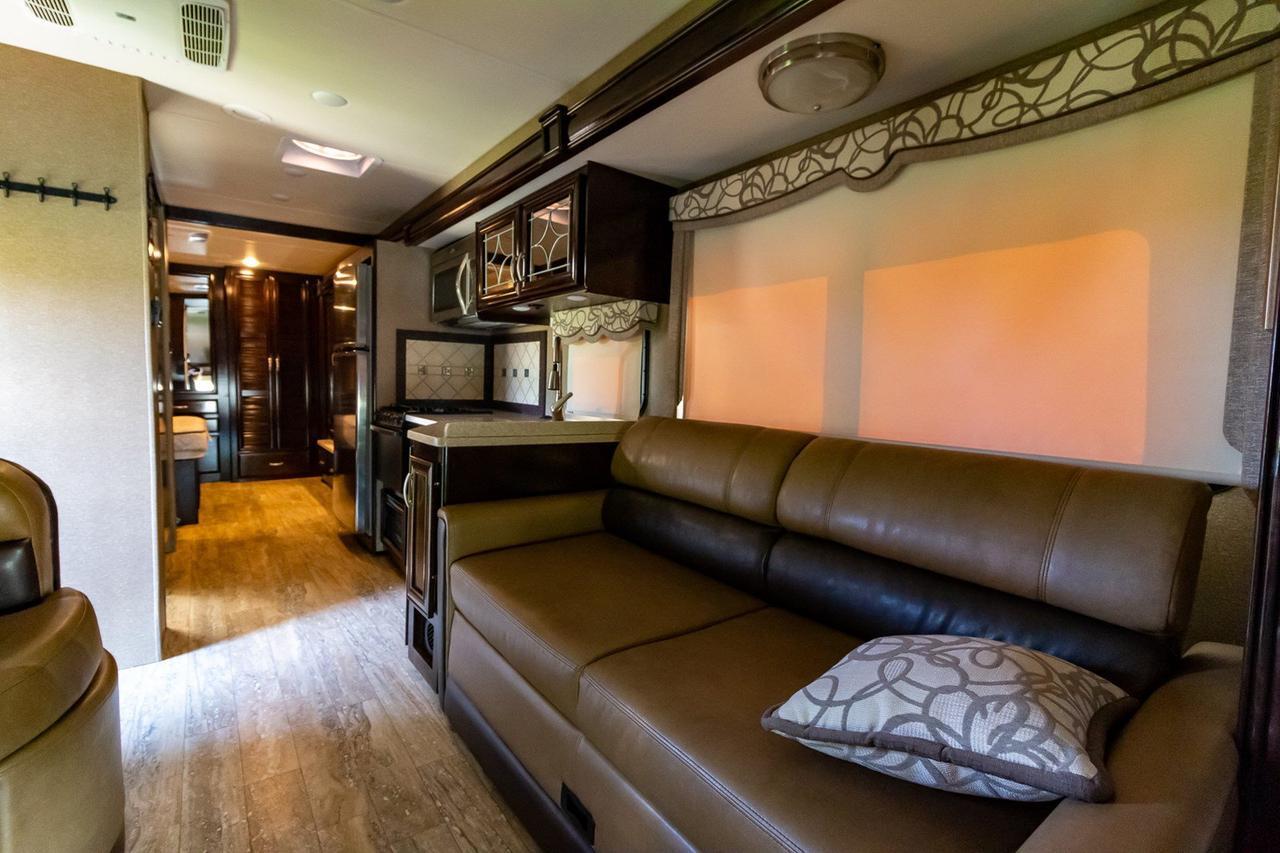 2016 Thor Four Winds 35-SD Class C Red Deer AB