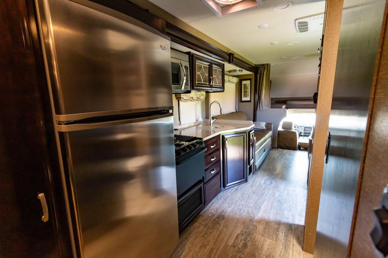 2016 Thor Four Winds 35-SD Class C Red Deer AB