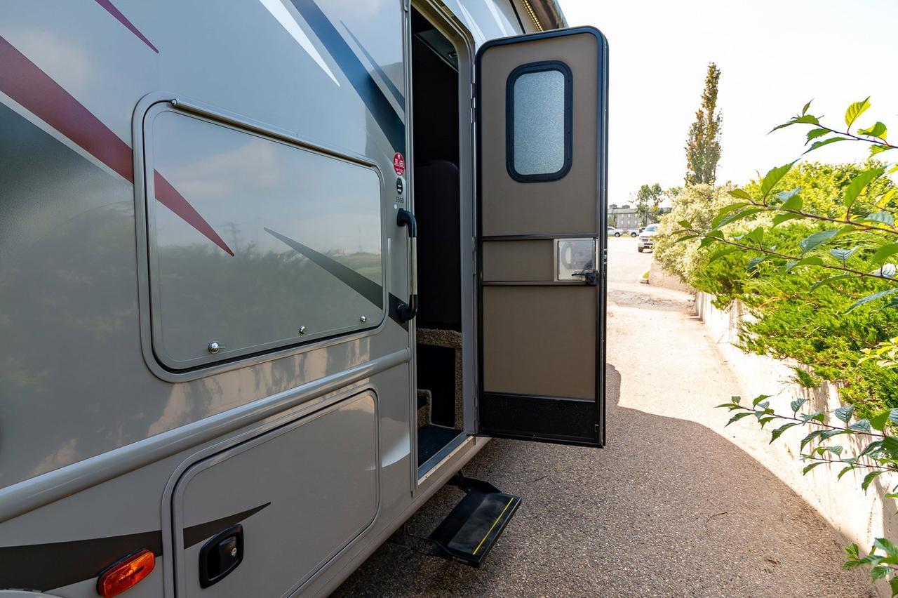 2016 Thor Four Winds 35-SD Class C Red Deer AB