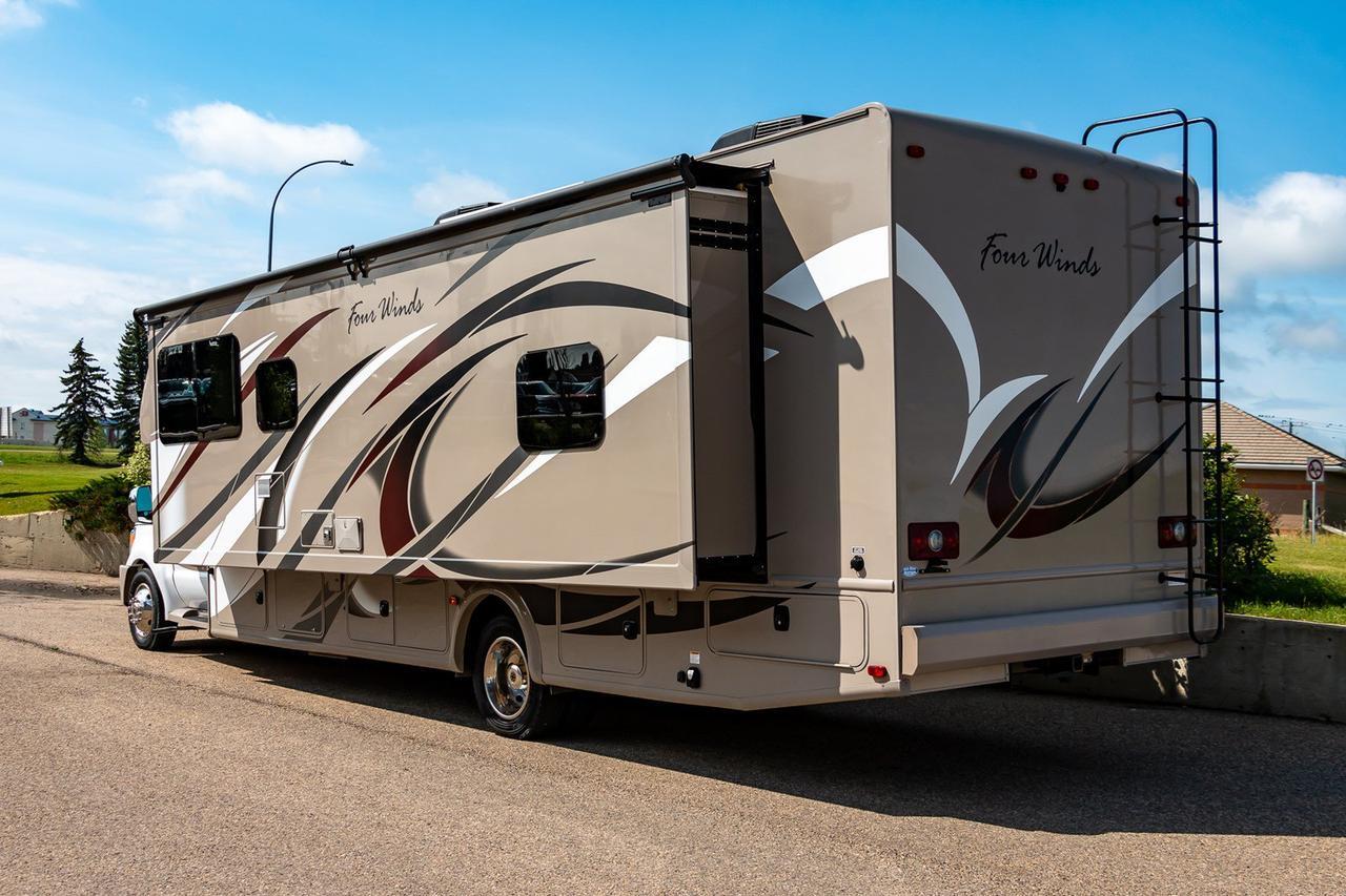 2016 Thor Four Winds 35-SD Class C Red Deer AB