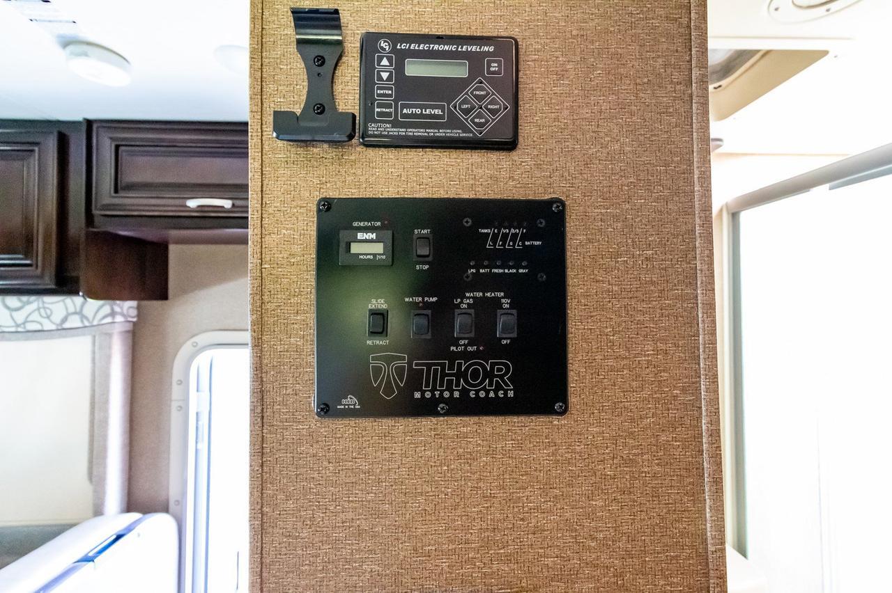 2016 Thor Four Winds 35-SD Class C Red Deer AB