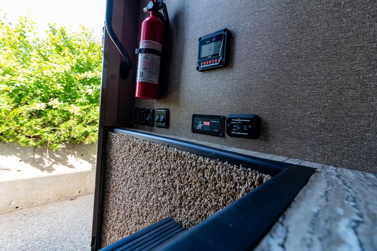 2016 Thor Four Winds 35-SD Class C Red Deer AB