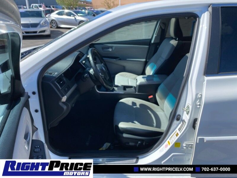 2016 Toyota Camry SE photo 16