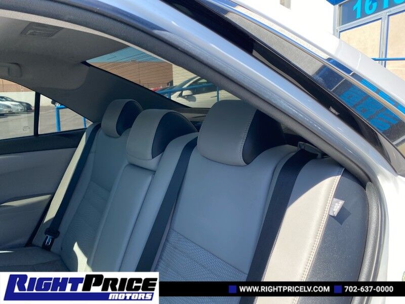 2016 Toyota Camry SE photo 19