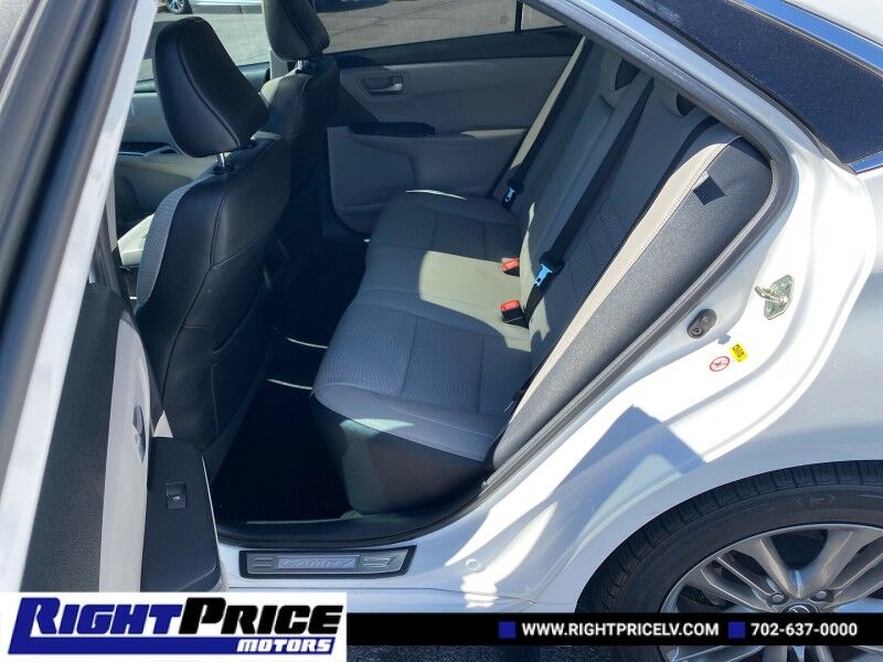 2016 Toyota Camry SE photo 18