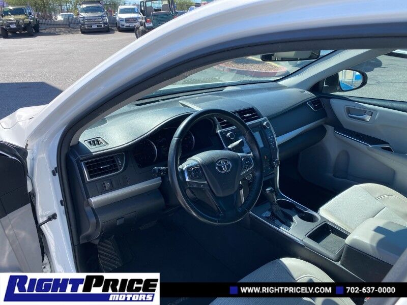 2016 Toyota Camry SE photo 10