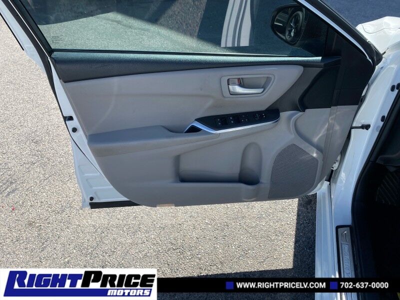 2016 Toyota Camry SE photo 21