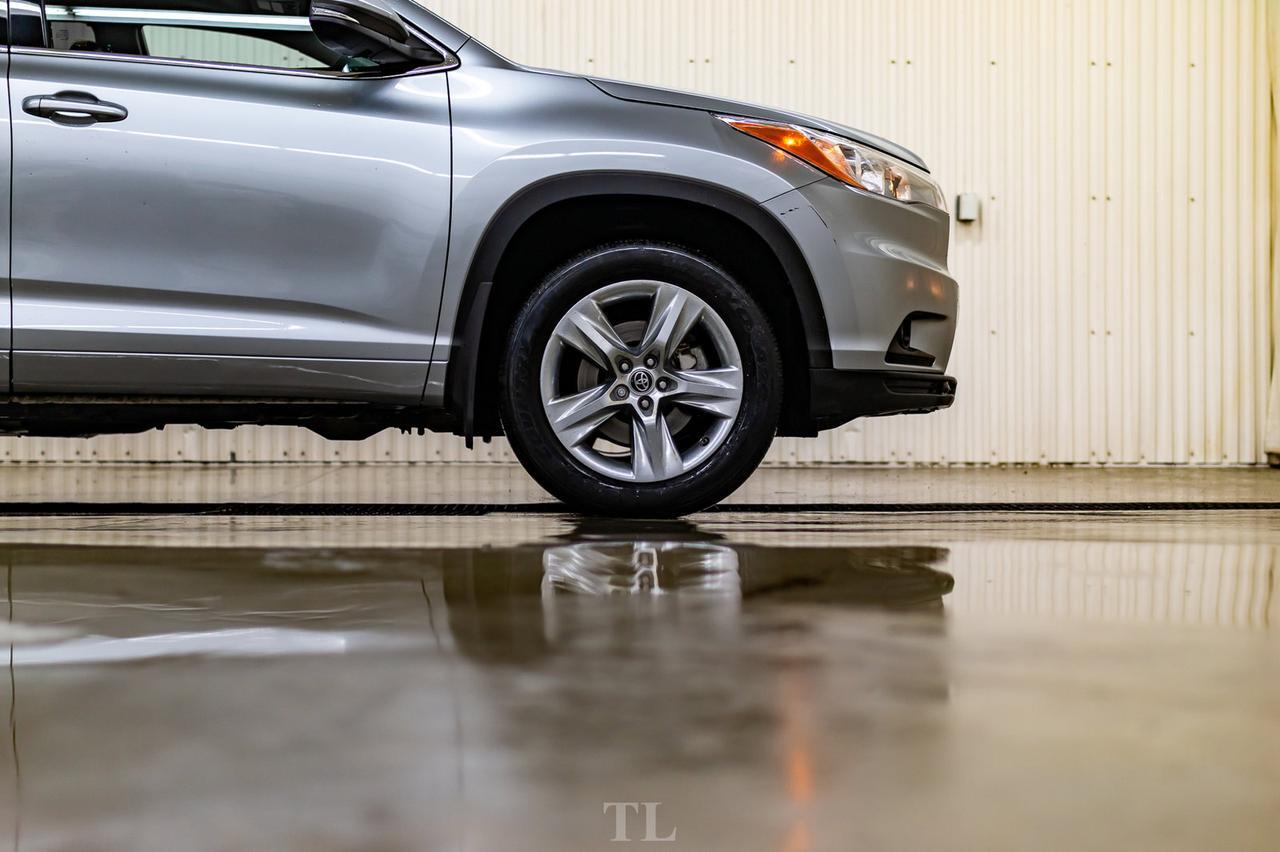 2016 Toyota Highlander AWD Limited Leather Roof Nav BCam Red Deer AB