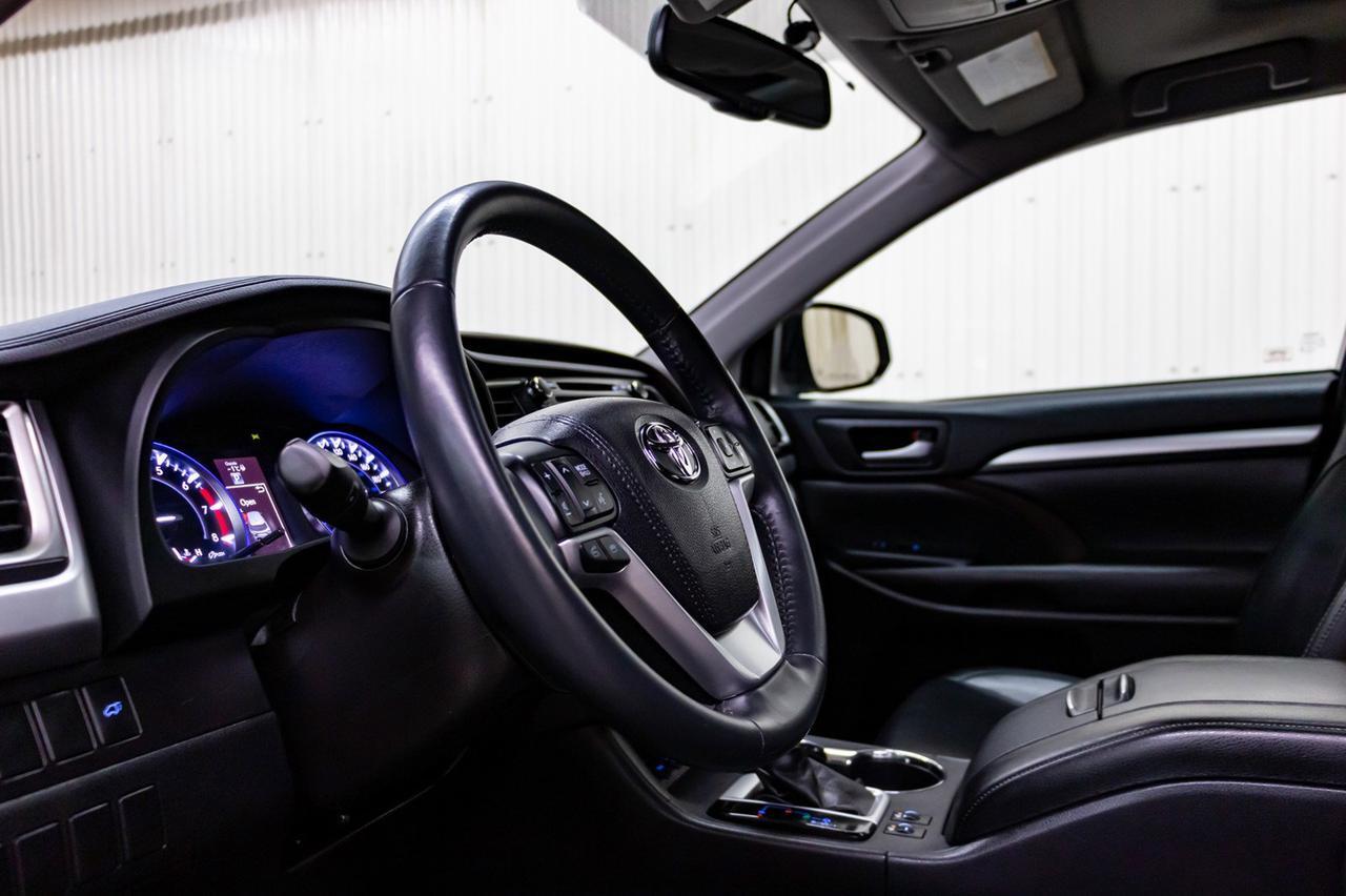 2016 Toyota Highlander AWD XLE Leather Roof Nav Red Deer AB