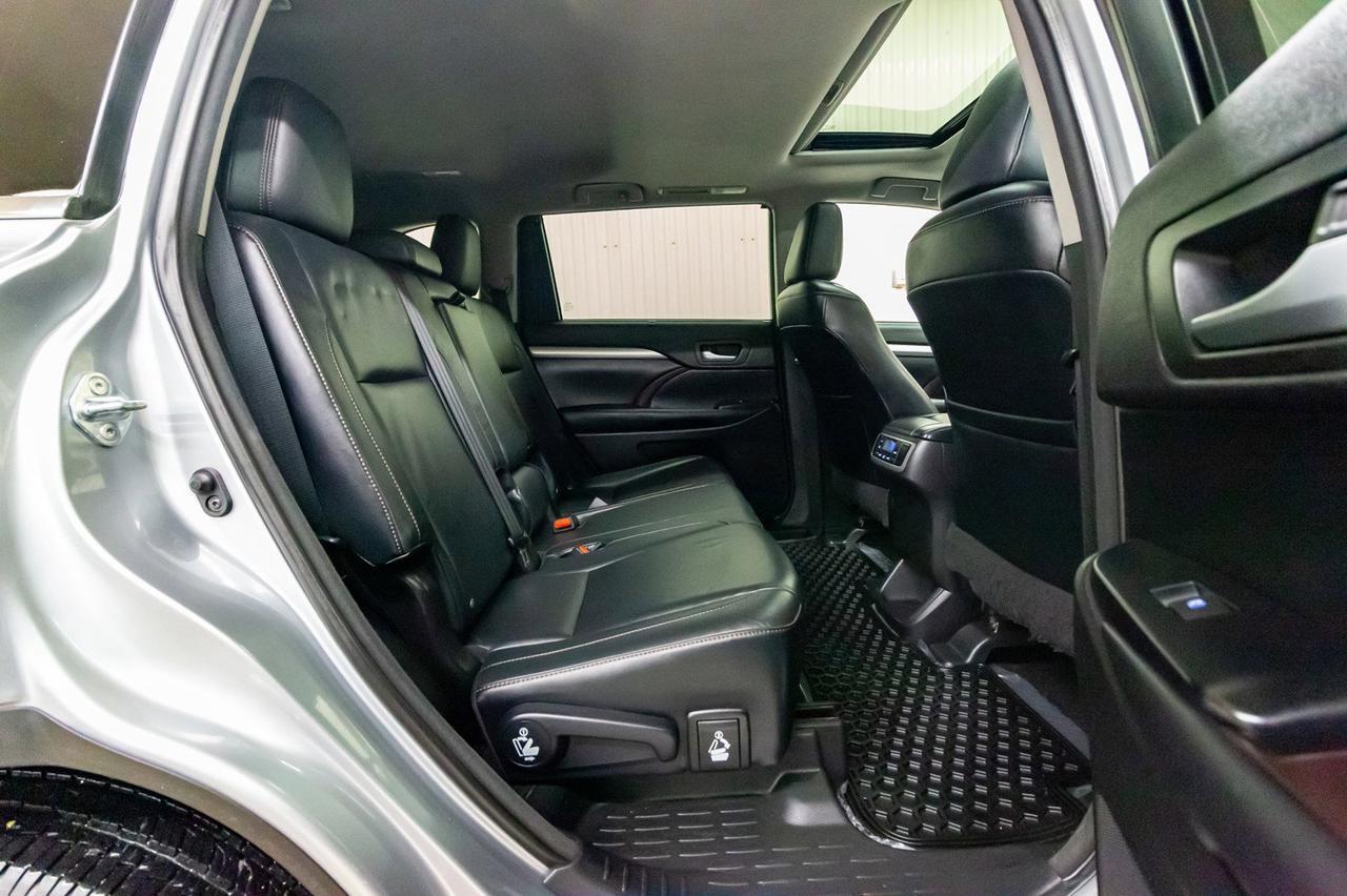 2016 Toyota Highlander AWD XLE Leather Roof Nav Red Deer AB