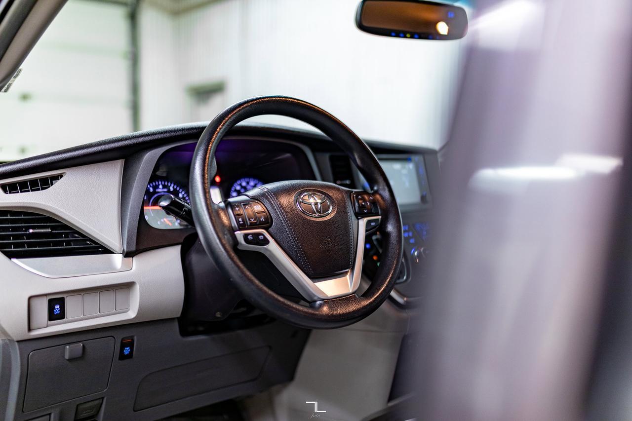 2016 Toyota Sienna AWD LE BCam Red Deer AB