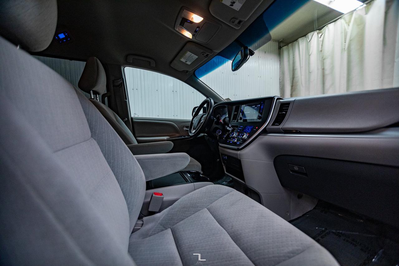 2016 Toyota Sienna AWD LE BCam Red Deer AB