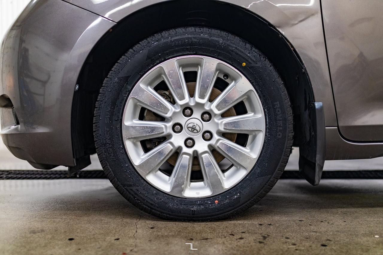 2016 Toyota Sienna AWD LE BCam Red Deer AB