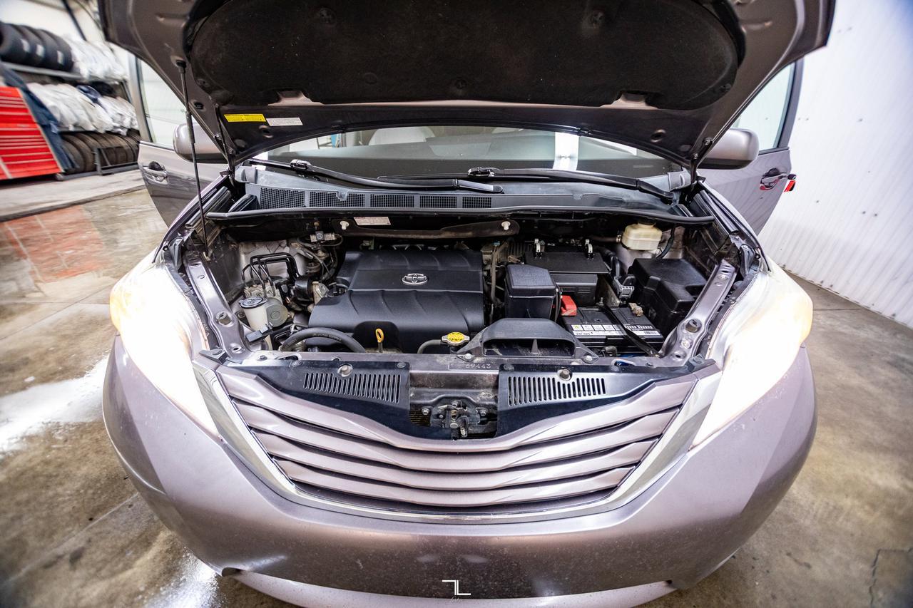 2016 Toyota Sienna AWD LE BCam Red Deer AB