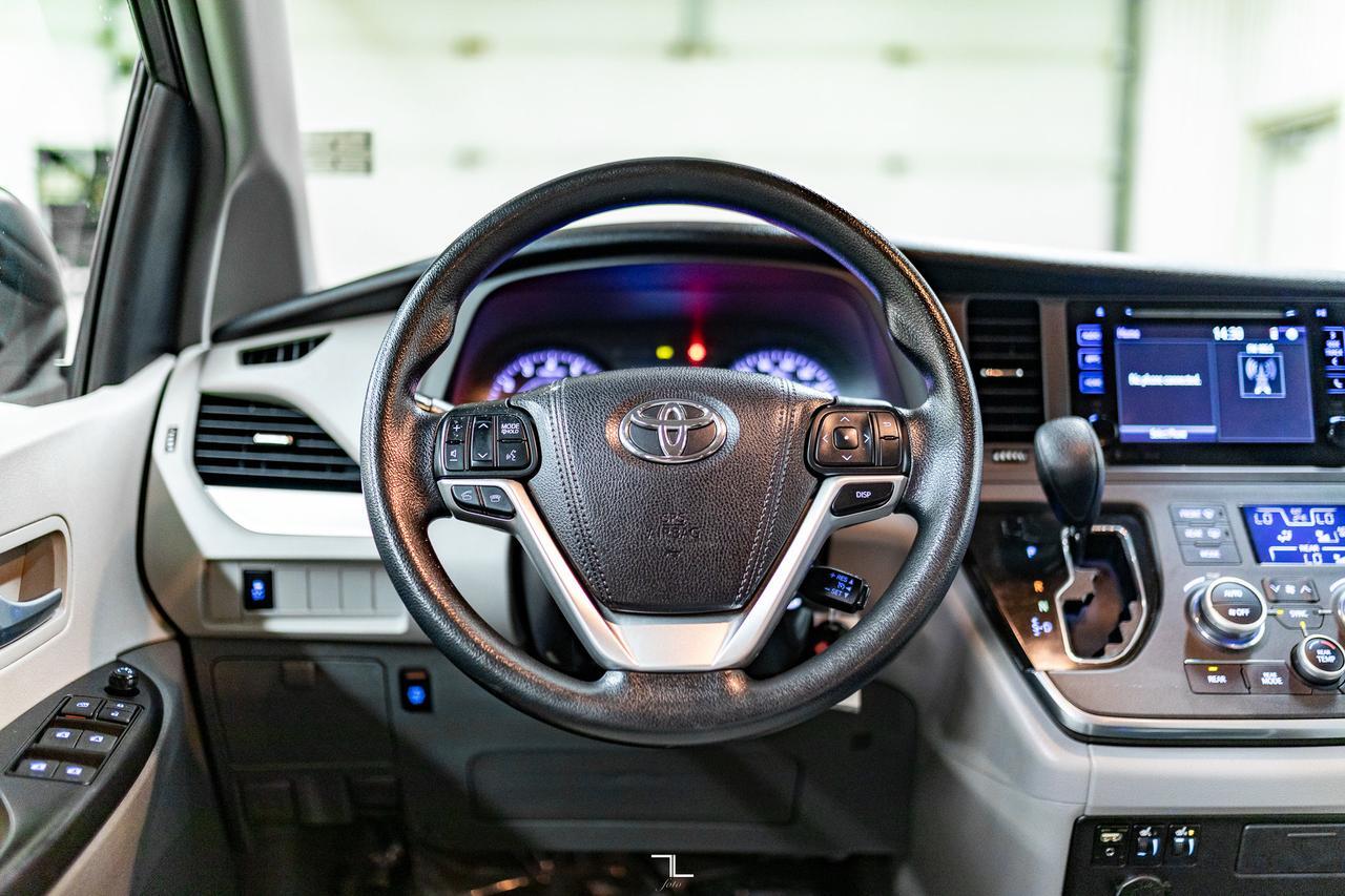 2016 Toyota Sienna AWD LE BCam Red Deer AB