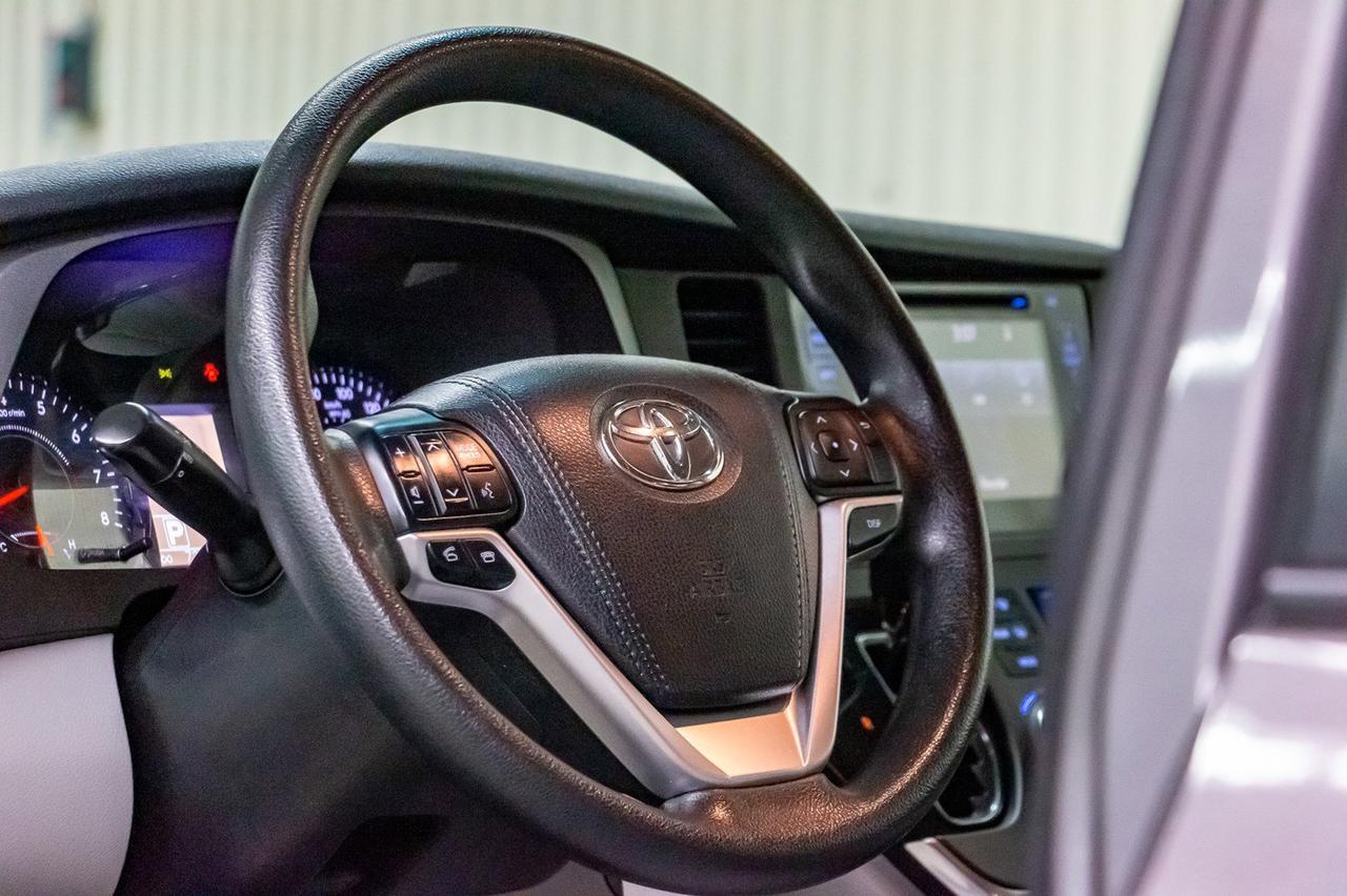 2016 Toyota Sienna LE BCam Red Deer AB