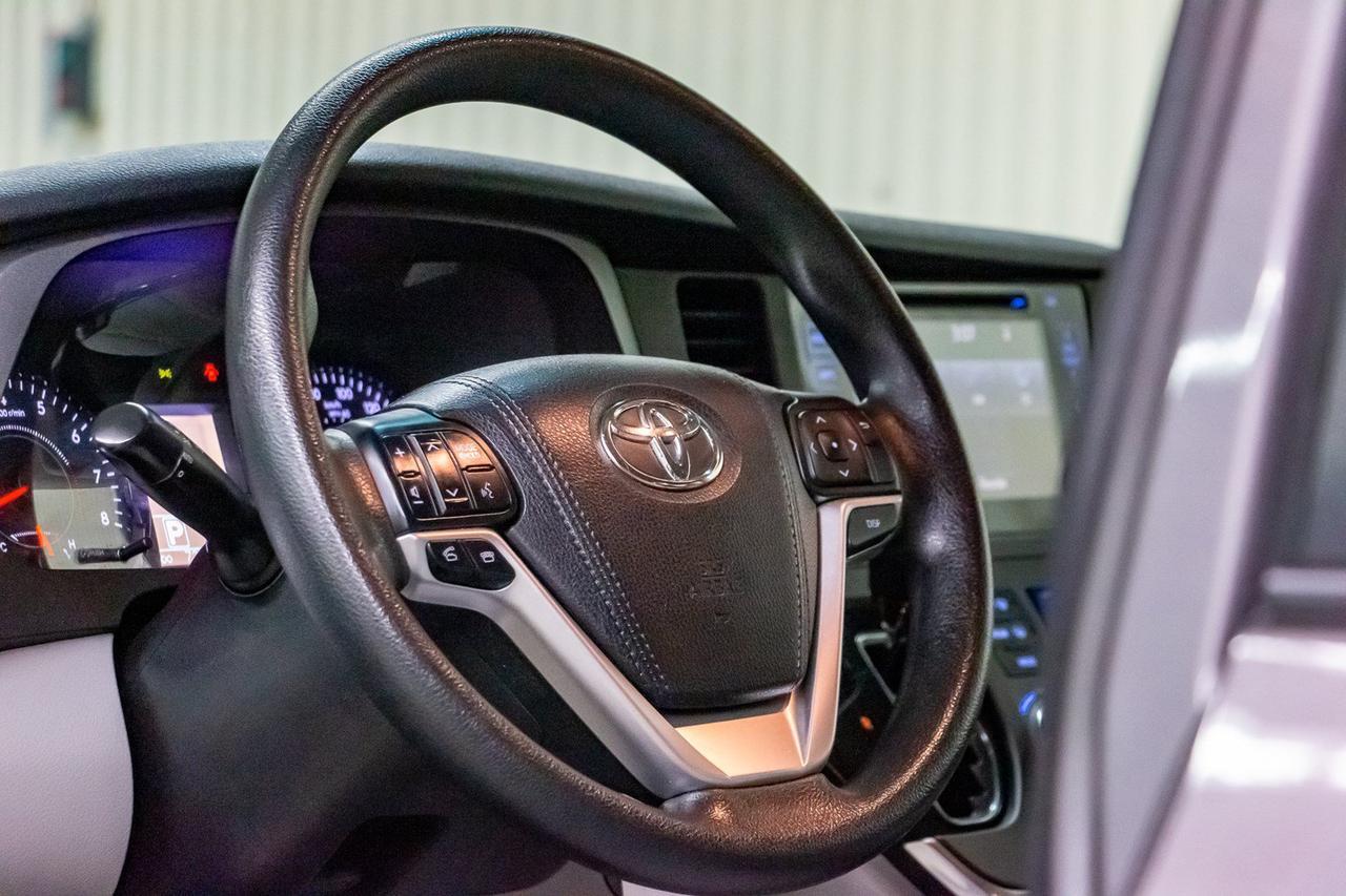 2016 Toyota Sienna LE BCam Red Deer AB