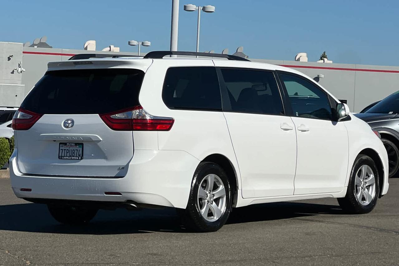 2016 Toyota Sienna LE