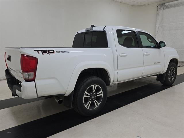 2016 Toyota Tacoma TRD Sport photo 3