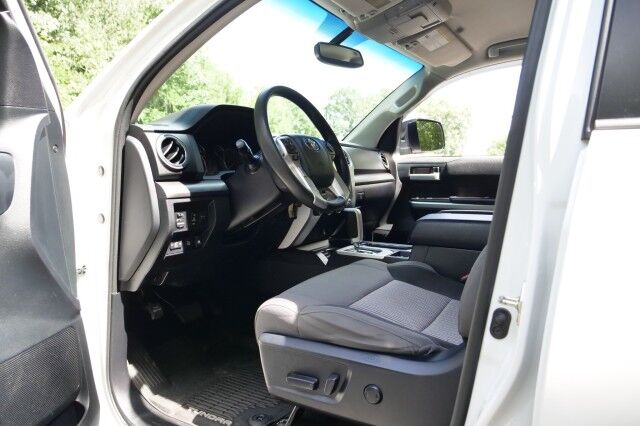 2016 Toyota Tundra SR5 4X4 / TRD Off Road Package / 5.7L V8! High Point NC
