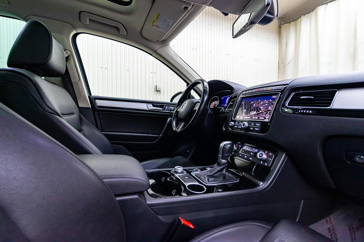 2016 Volkswagen Touareg 4Motion Comfortline Leather Roof Nav Red Deer AB